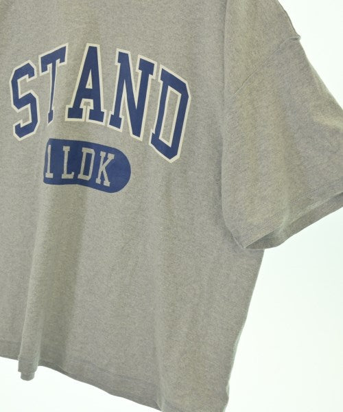 is-ness เสื้อยืด/เสื้อท็อปส์