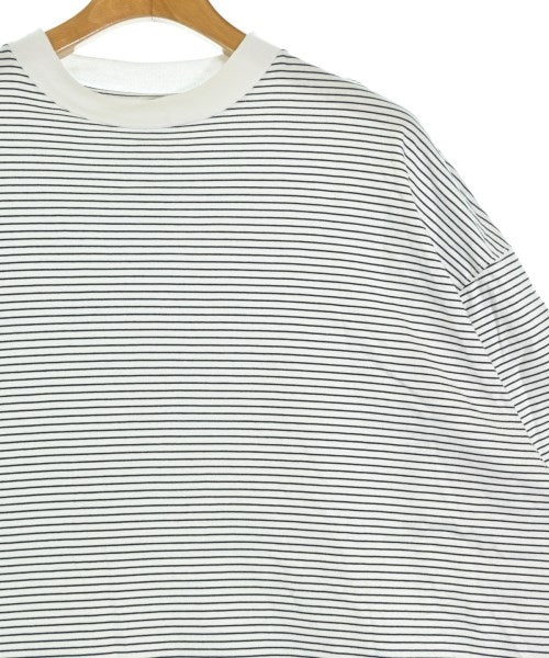 is-ness เสื้อยืด/เสื้อท็อปส์