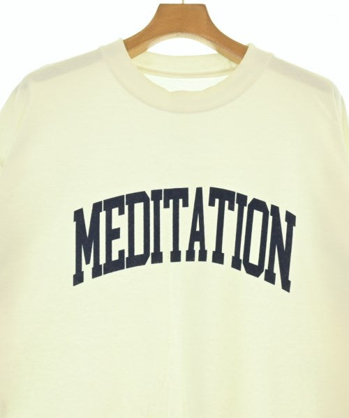 is-ness เสื้อยืด/เสื้อท็อปส์