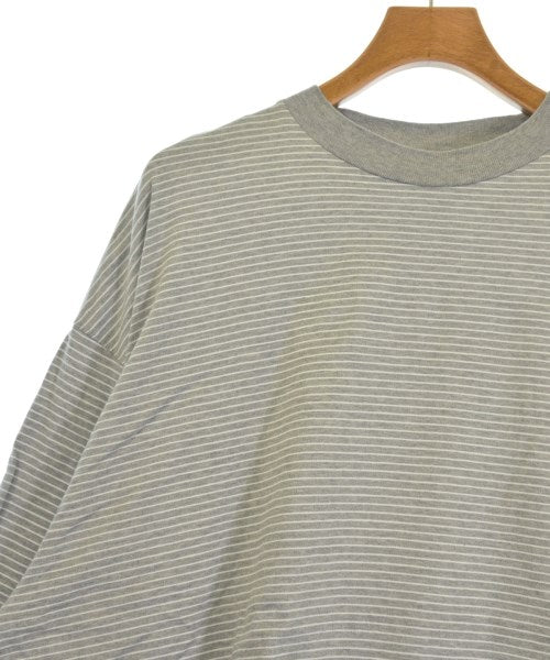 is-ness เสื้อยืด/เสื้อท็อปส์