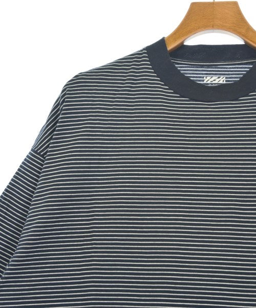 is-ness เสื้อยืด/เสื้อท็อปส์