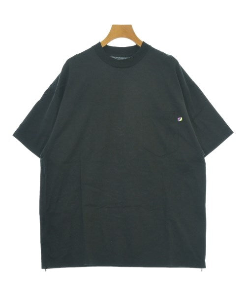 is-ness เสื้อยืด/เสื้อท็อปส์