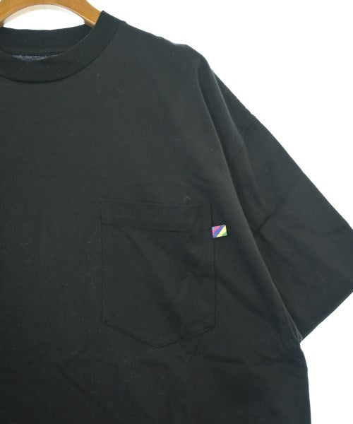 is-ness เสื้อยืด/เสื้อท็อปส์