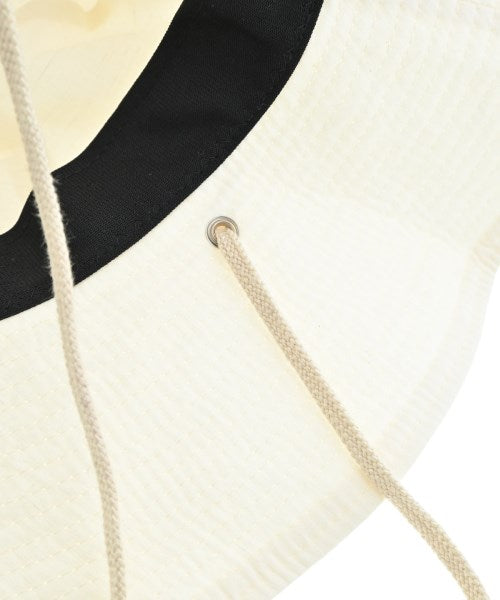 La Maison de Lyllis หมวก