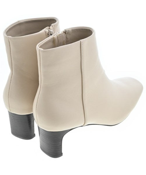 Chiaki Katagiri รองเท้าบูท