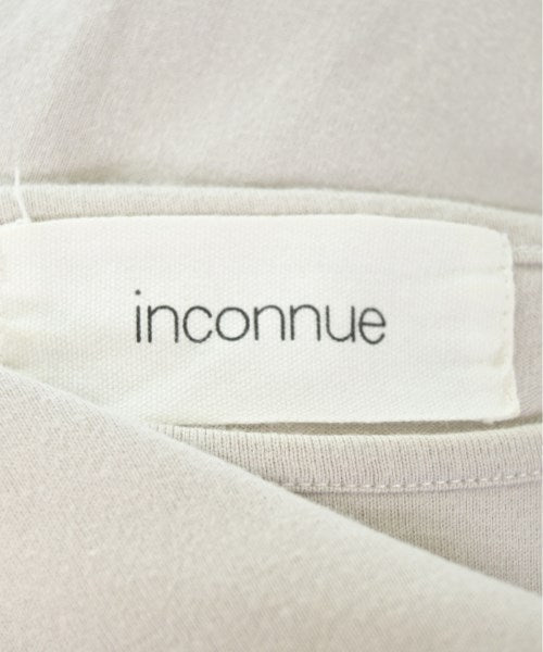 inconnue เสื้อยืด/เสื้อท็อปส์