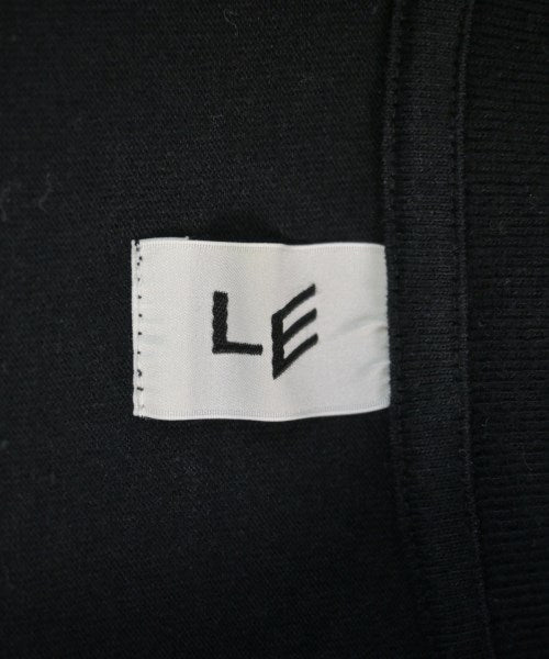 LE เสื้อยืด/เสื้อท็อปส์