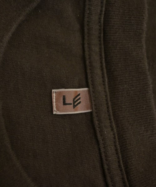 LE เสื้อยืด/เสื้อท็อปส์