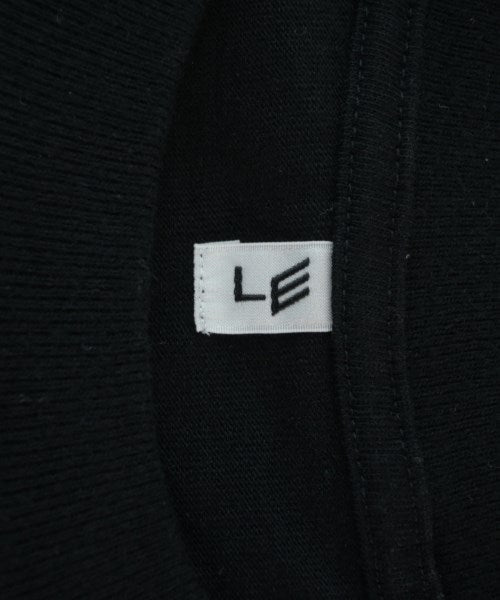 LE เสื้อยืด/เสื้อท็อปส์