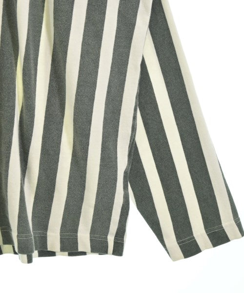 GUESS เสื้อยืด/เสื้อท็อปส์