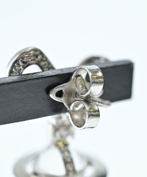 Vivienne Westwood เจาะ