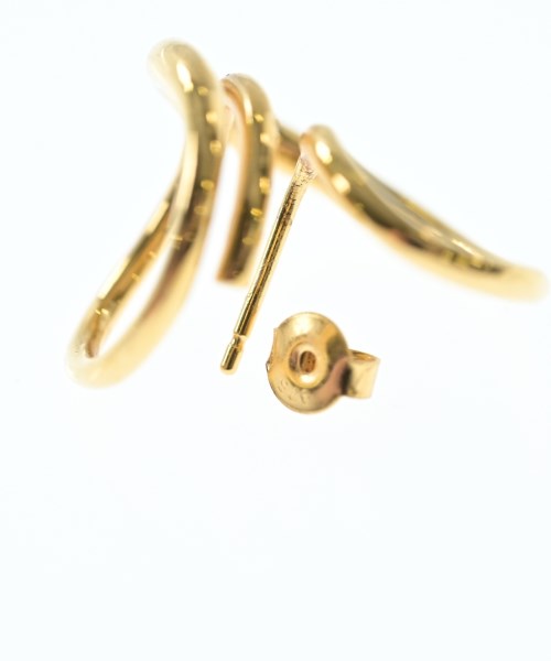 Charlotte Chesnais ต่างหู