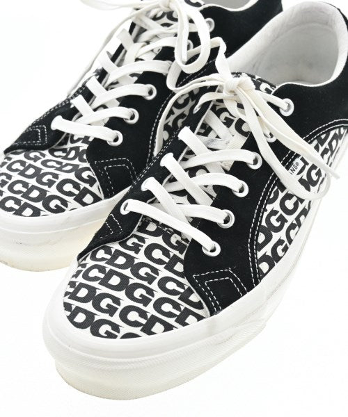 CDG รองเท้าผ้าใบ