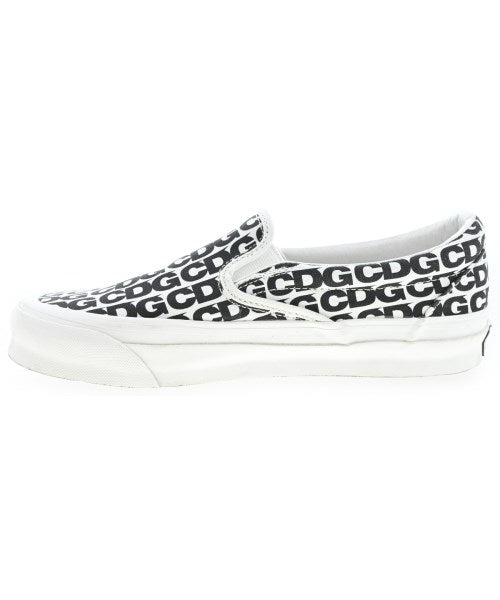 CDG รองเท้าผ้าใบ