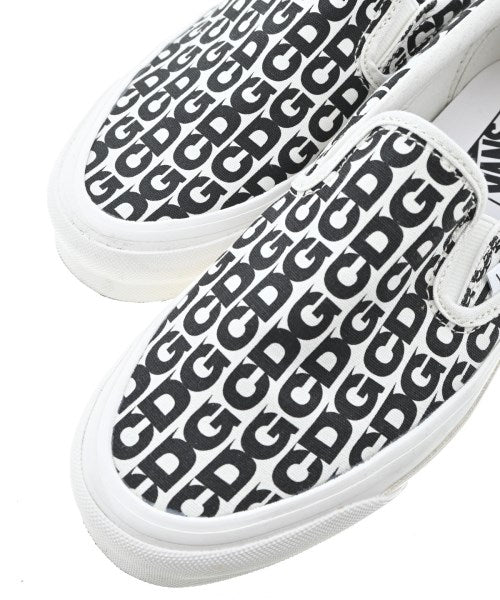 CDG รองเท้าผ้าใบ