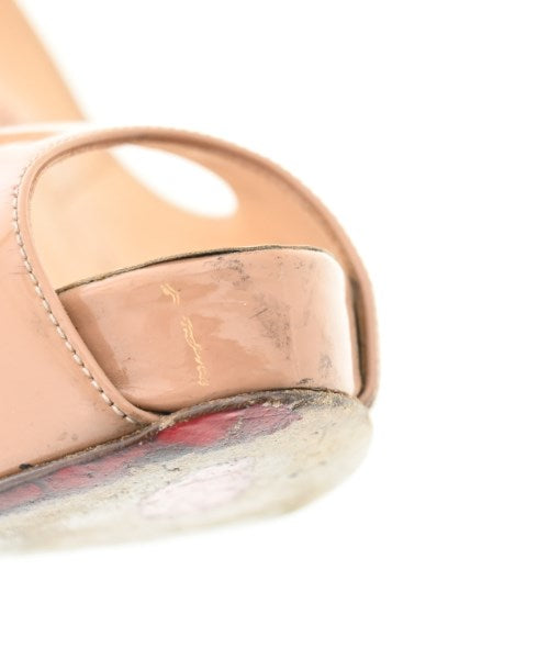 Christian Louboutin รองเท้าส้นสูง