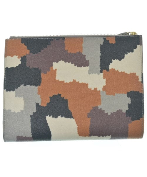 UNDER COVER คลัตช์