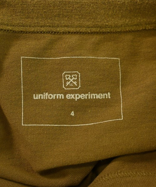 uniform experiment เสื้อยืด/เสื้อท็อปส์