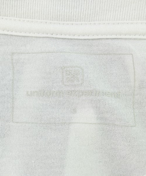 uniform experiment เสื้อยืด/เสื้อท็อปส์