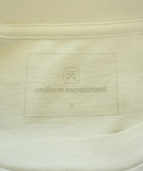 uniform experiment เสื้อยืด/เสื้อท็อปส์