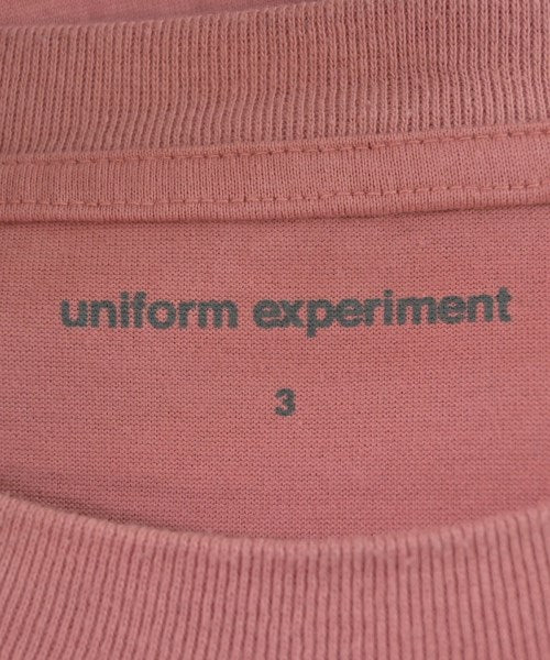 uniform experiment เสื้อยืด/เสื้อท็อปส์
