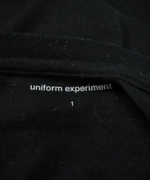 uniform experiment เสื้อยืด/เสื้อท็อปส์