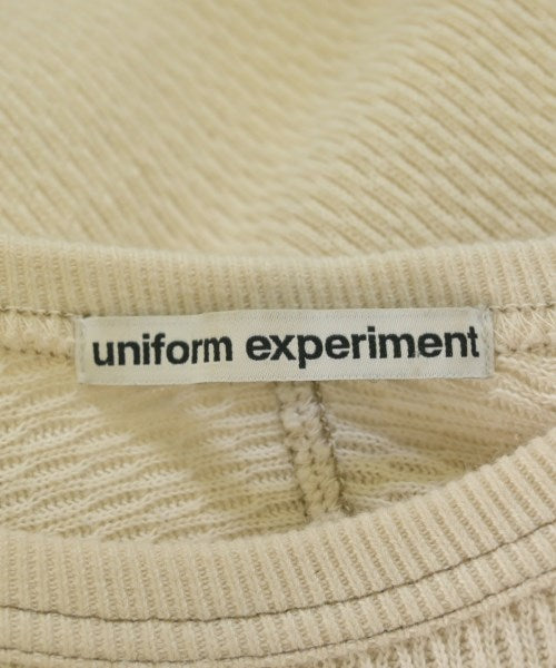 uniform experiment เสื้อยืด/เสื้อท็อปส์