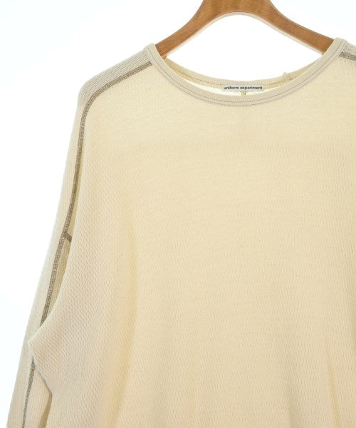 uniform experiment เสื้อยืด/เสื้อท็อปส์