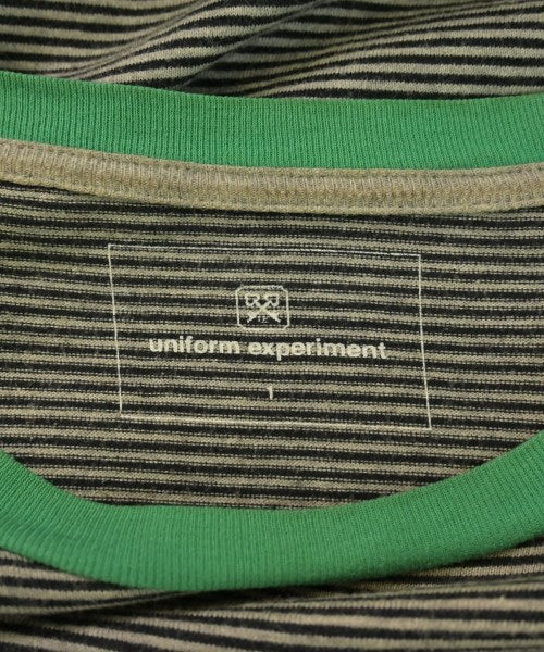 uniform experiment เสื้อยืด/เสื้อท็อปส์