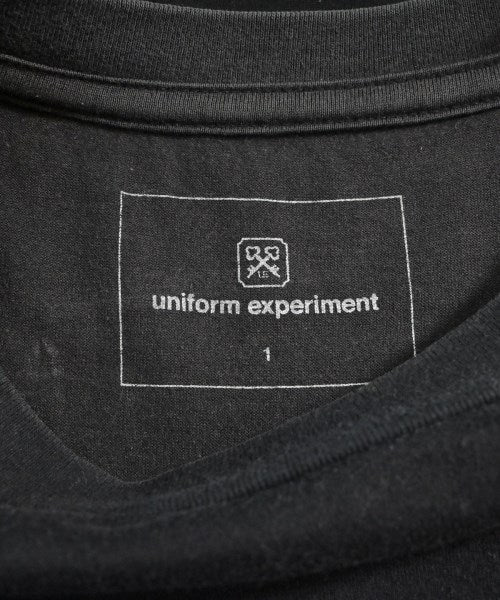 uniform experiment เสื้อยืด/เสื้อท็อปส์
