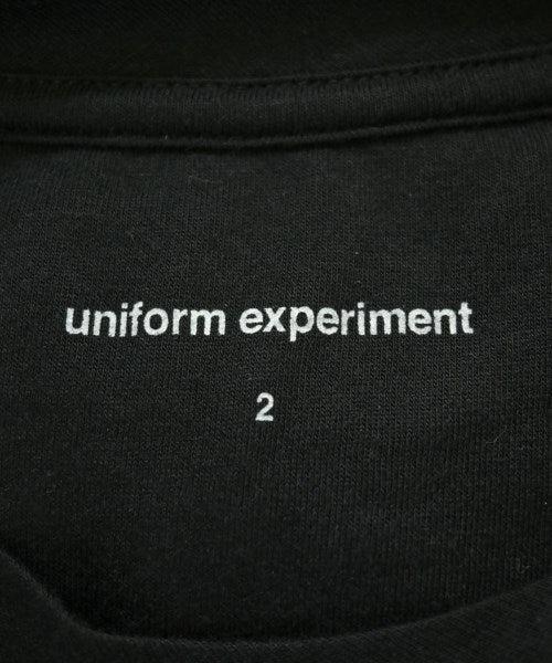 uniform experiment เสื้อยืด/เสื้อท็อปส์