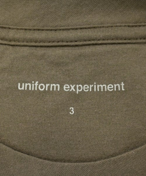 uniform experiment เสื้อยืด/เสื้อท็อปส์