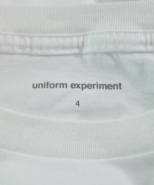 uniform experiment เสื้อยืด/เสื้อท็อปส์