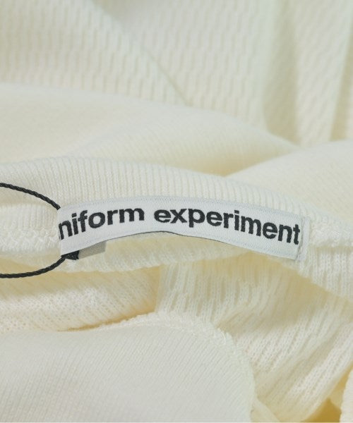 uniform experiment เสื้อยืด/เสื้อท็อปส์