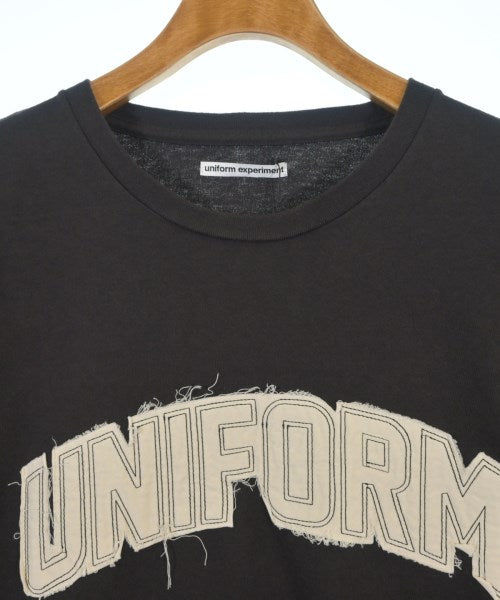 uniform experiment เสื้อยืด/เสื้อท็อปส์