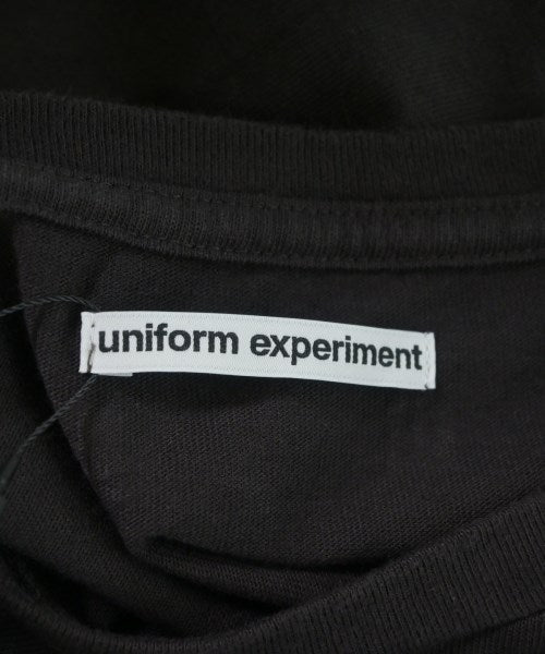uniform experiment เสื้อยืด/เสื้อท็อปส์