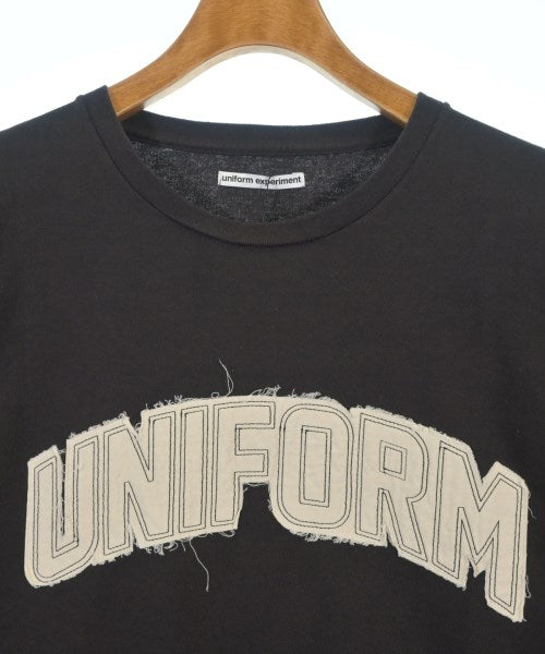 uniform experiment เสื้อยืด/เสื้อท็อปส์