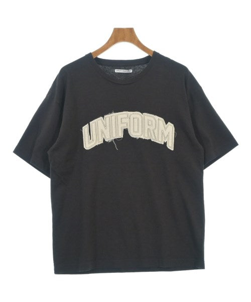 uniform experiment เสื้อยืด/เสื้อท็อปส์