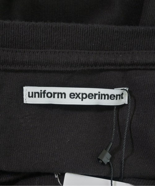 uniform experiment เสื้อยืด/เสื้อท็อปส์