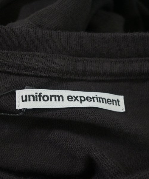 uniform experiment เสื้อยืด/เสื้อท็อปส์