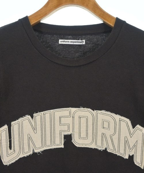 uniform experiment เสื้อยืด/เสื้อท็อปส์
