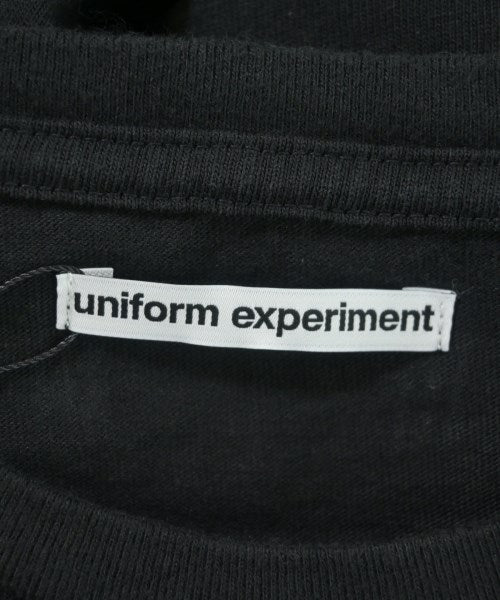 uniform experiment เสื้อยืด/เสื้อท็อปส์