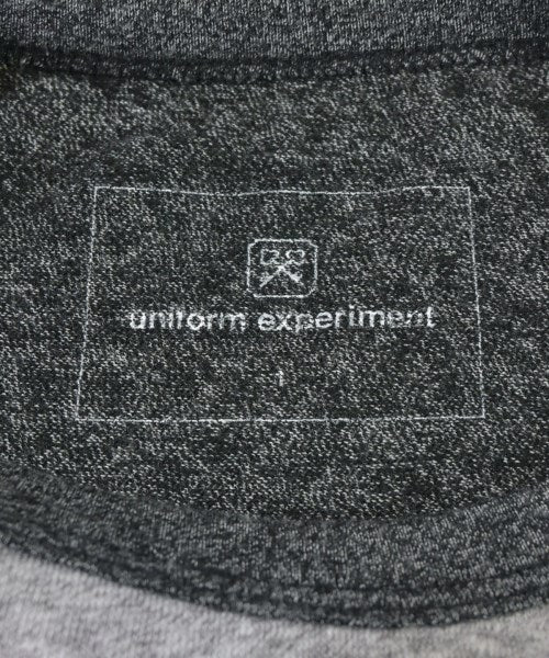uniform experiment เสื้อยืด/เสื้อท็อปส์