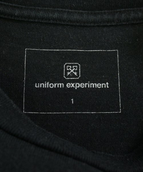 uniform experiment เสื้อยืด/เสื้อท็อปส์