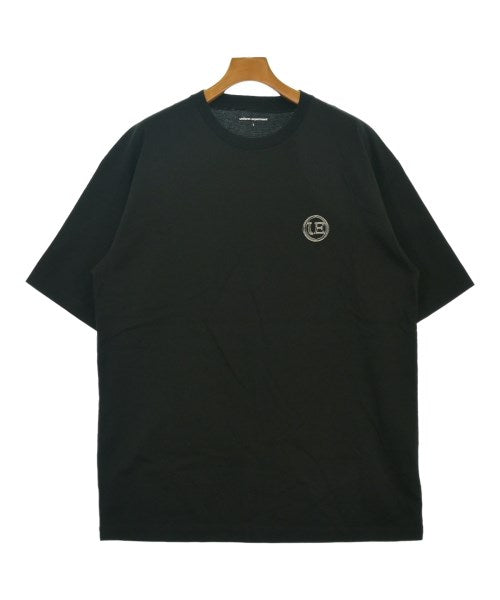 uniform experiment เสื้อยืด/เสื้อท็อปส์
