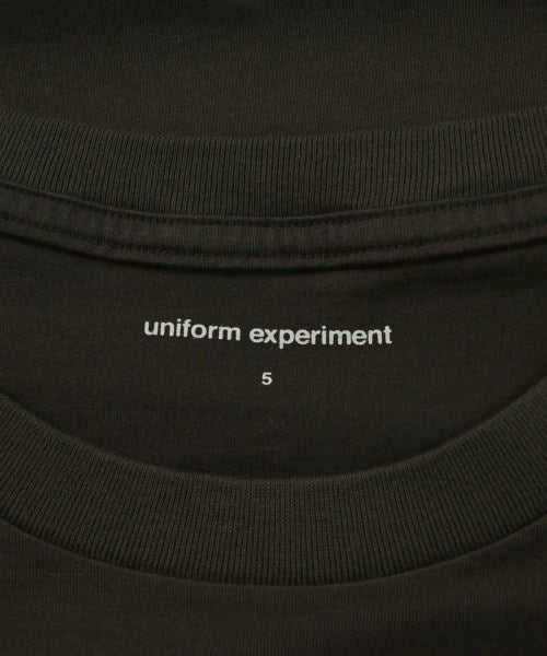 uniform experiment เสื้อยืด/เสื้อท็อปส์