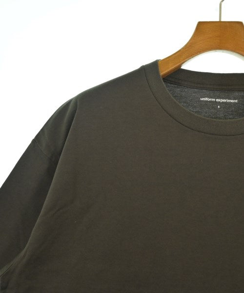 uniform experiment เสื้อยืด/เสื้อท็อปส์