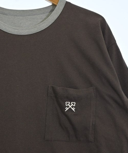 uniform experiment เสื้อยืด/เสื้อท็อปส์