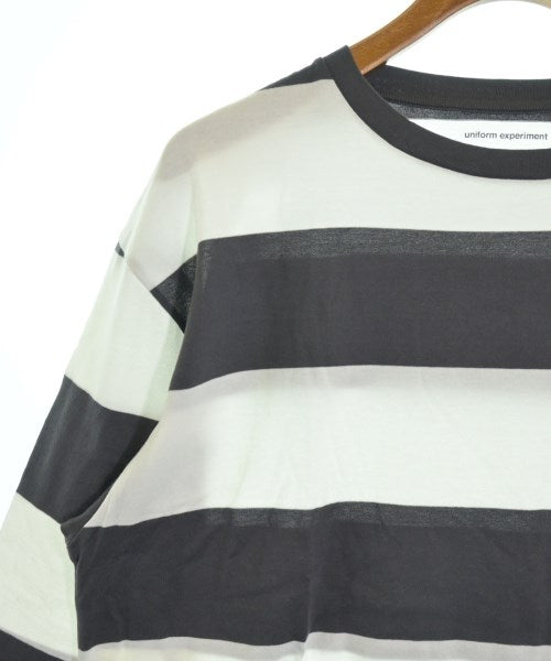 uniform experiment เสื้อยืด/เสื้อท็อปส์