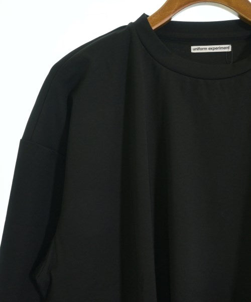uniform experiment เสื้อยืด/เสื้อท็อปส์